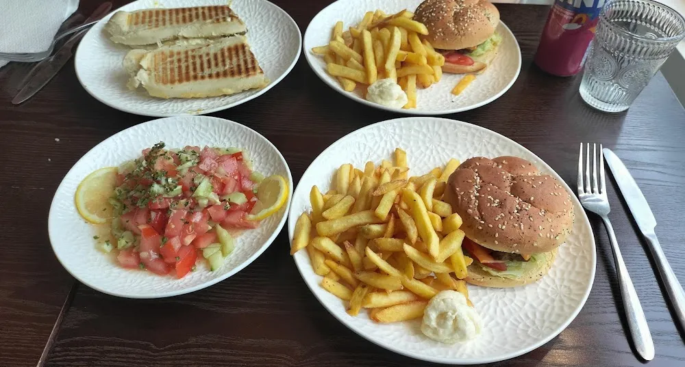 Burger Et Panini Et Salad Marocain